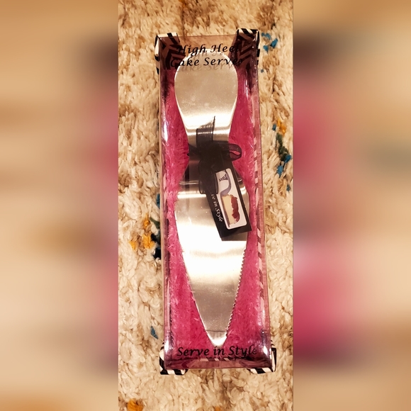☆☆NEW!!!- CAKE,CAKE,CAKE Server by Wild Eyes Designs,High Heel Cake Server🎂🍰🔪 - Picture 6 of 7